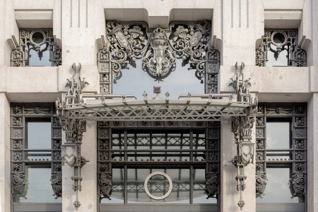 Detalle de la marquesina sobre la entrada principal. Fotografía de detalle de la marquesina sobre la entrada principal.