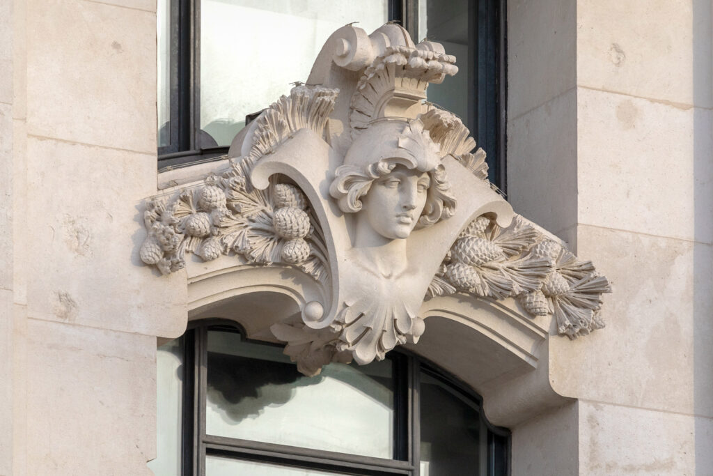 Detalle de las decoraciones escultóricas de la fachada. Fotografía de detalle de las decoraciones escultóricas de la fachada.