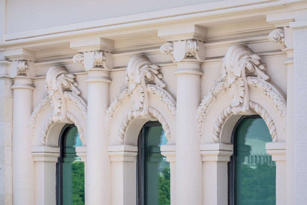 Detalle de las decoraciones escultóricas exteriores. Fotografía de detalle de las decoraciones escultóricas exteriores.