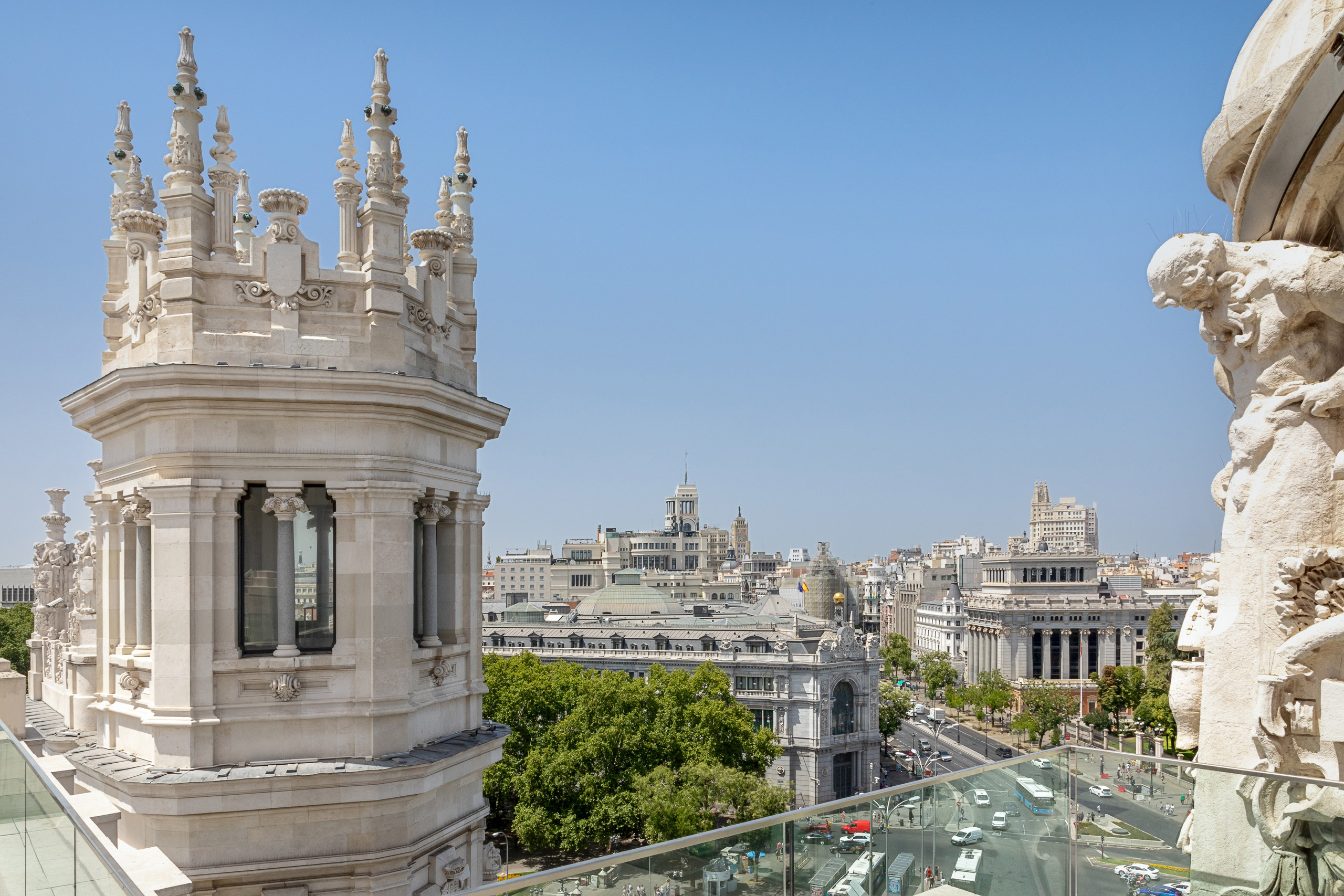 Fotografía de la vista de la calle Alcalá desde la terraza del Palacio de Comunicaciones.