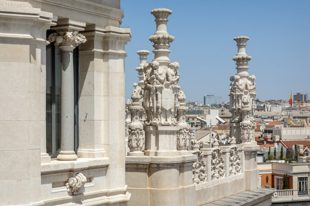 Detalle de las decoraciones escultóricas de los remates superiores. Fotografía de detalle de las decoraciones escultóricas de los remates superiores.