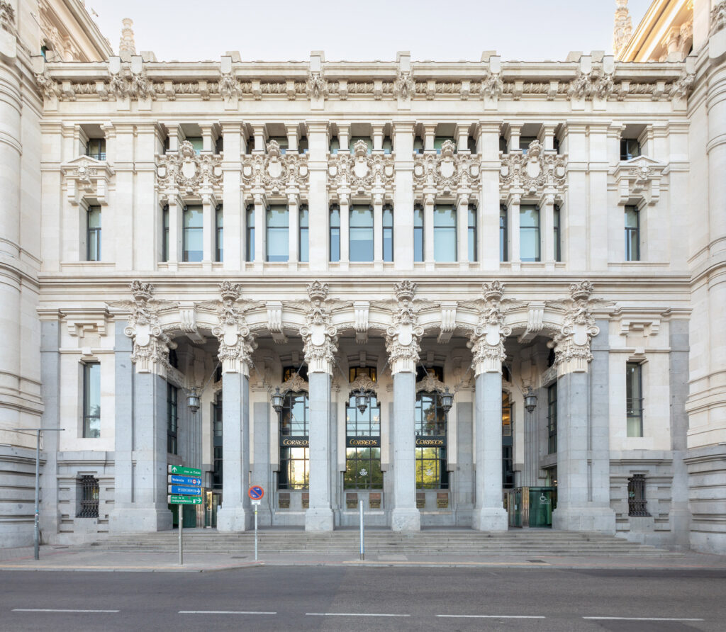 Pórtico lateral hacia el Paseo del Prado. Fotografía del pórtico lateral hacia el Paseo del Prado.