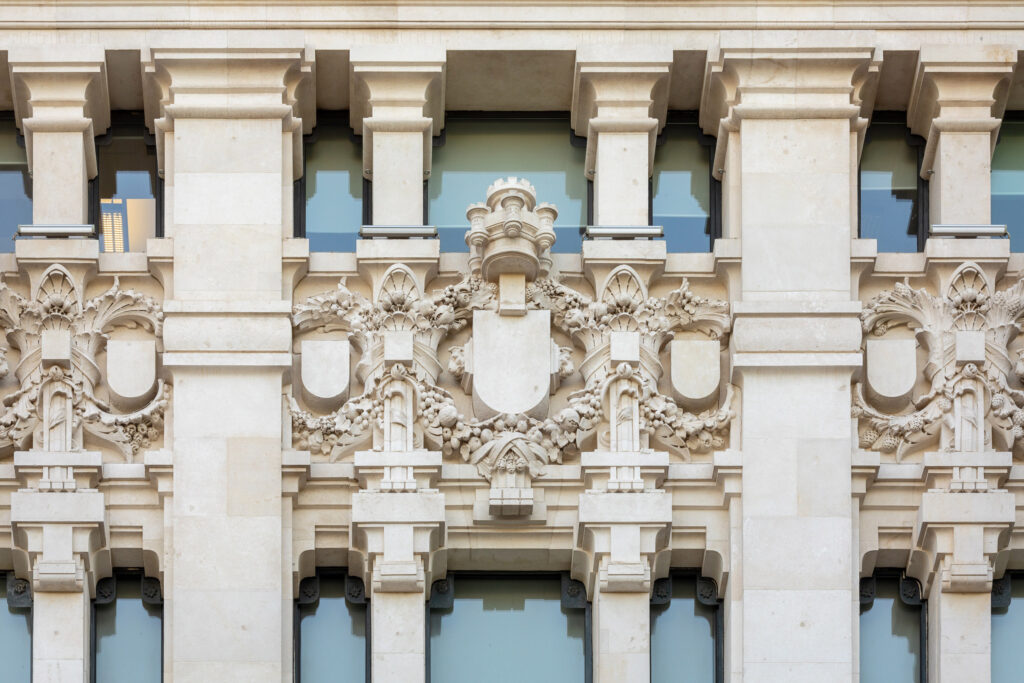 Decoraciones escultóricas sobre los ventanales superiores de la fachada. Fotografía de las decoraciones escultóricas sobre los ventanales superiores de la fachada.