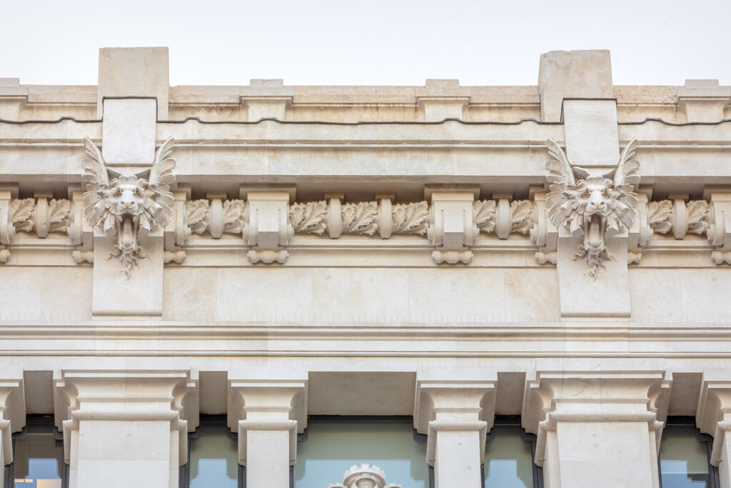Detalle de una de las cornisas. Fotografía de detalle de una de las cornisas.