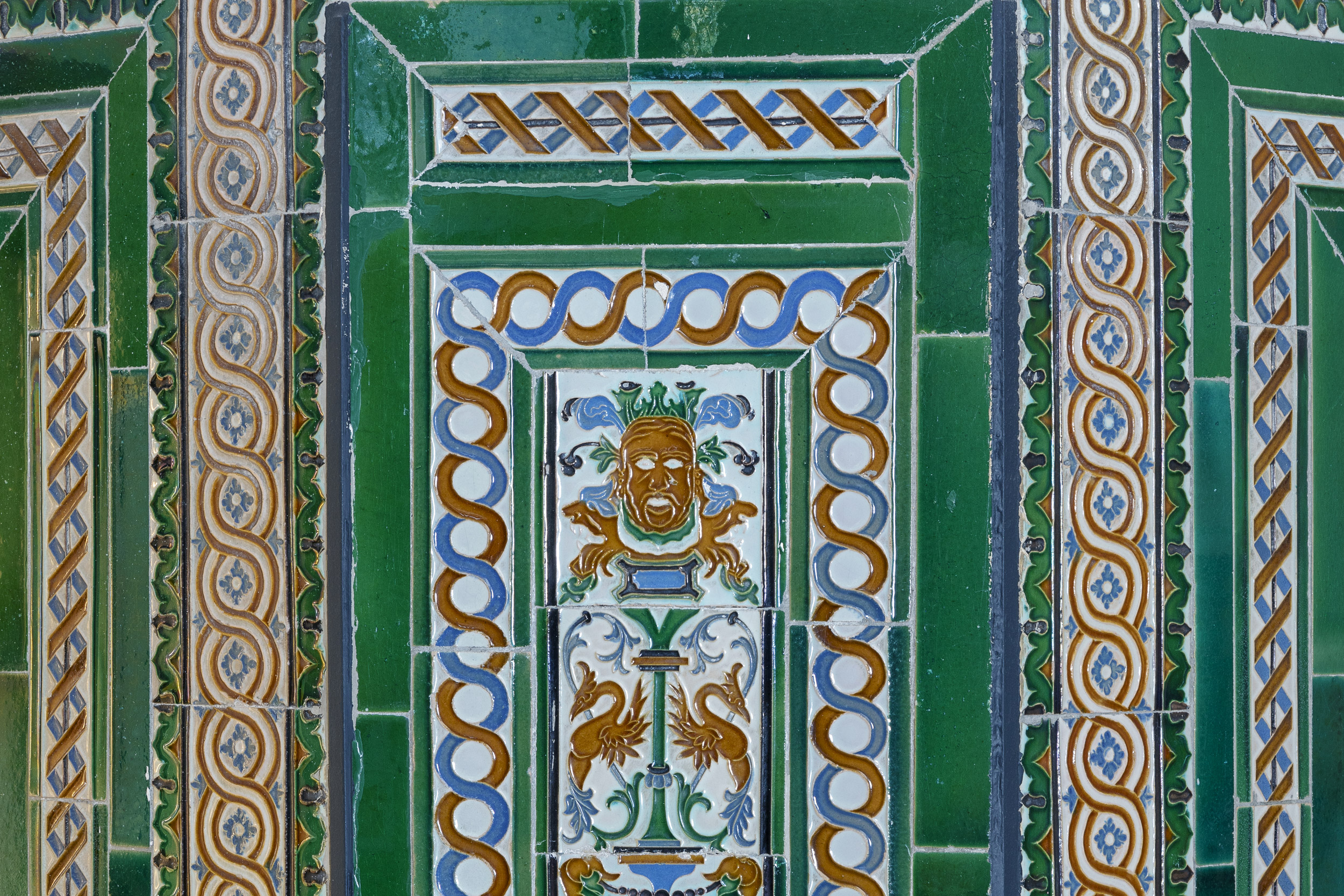 Fotografía de panel de decoración cerámica en las escaleras interiores.