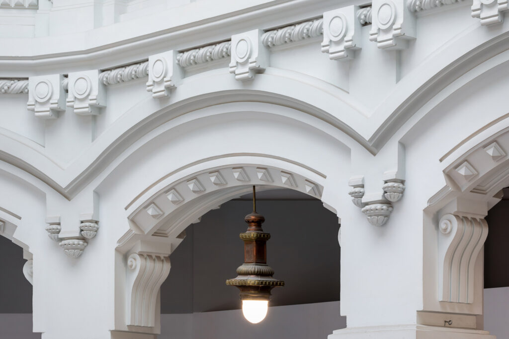 Detalle de los arcos superiores del vestíbulo. Fotografía de detalle de los arcos superiores del vestíbulo.