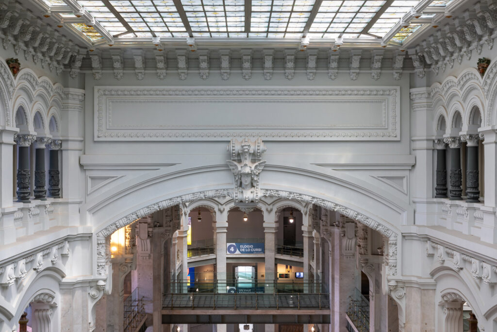 Decoraciones escultóricas interiores. Fotografía de las decoraciones escultóricas interiores.