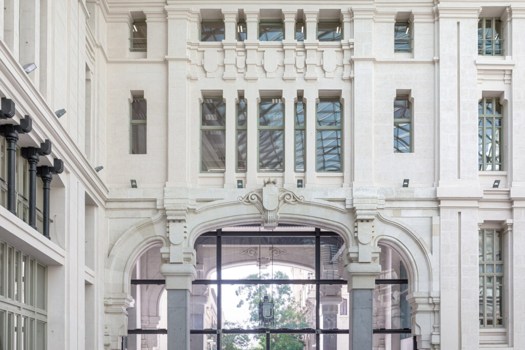 Detalle de la fachada interior del pasaje entre las calles Montalbán y Alcalá. Fotografía de detalle de la fachada interior del pasaje entre las calles Montalbán y Alcalá.